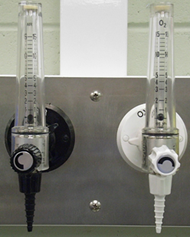 Air and oxygen flowmeter outlets are interchangeable